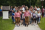 Gehfeste Fangemeinschaft: rund 2.000 Fans wanderten am 07.06.2012 mit den Lumpen (©Foto: Martin Schmitz)